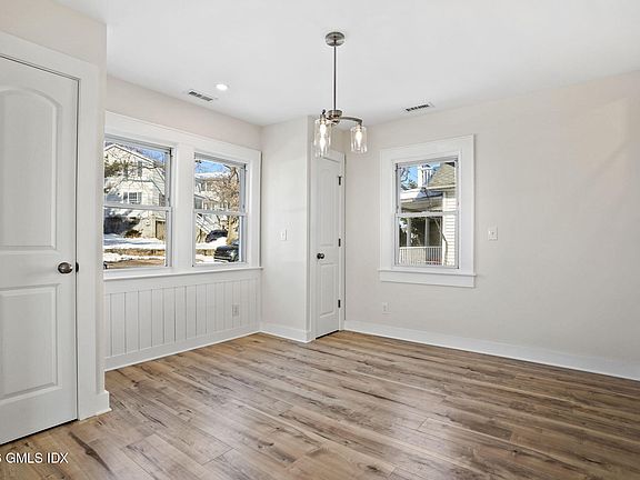 4th image of 79 View St W