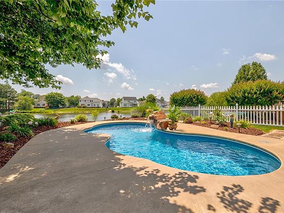 2nd image of 1231 Graver Ln