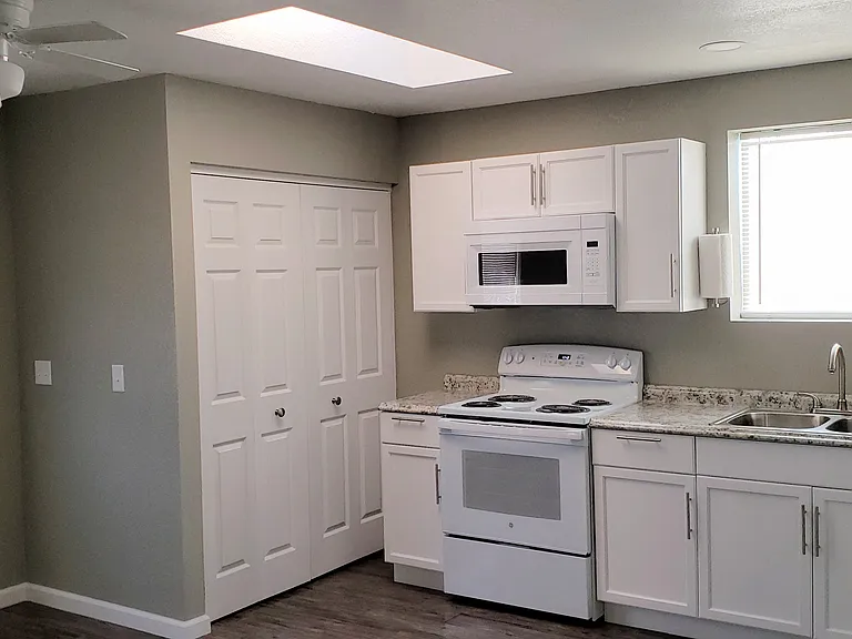Kitchen
Laundry Doorway