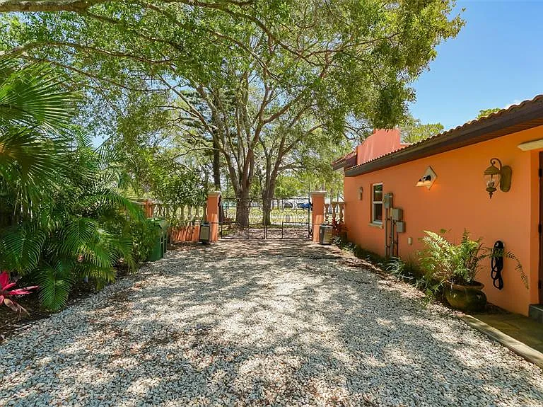 2520 Tami Sola St — Photo 47