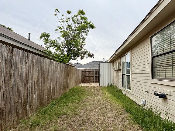 4th image of 2601 Idlewilde Dr