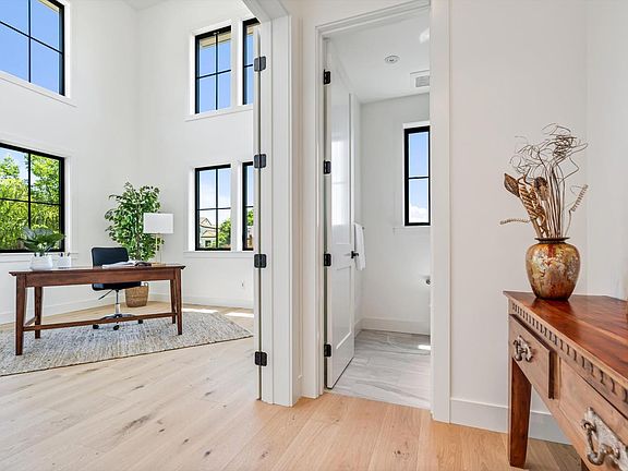 4th image of 3855 Royal Manor Place