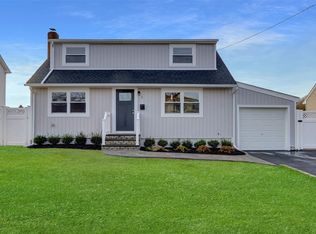 5 Seaton St, Massapequa, NY 11758