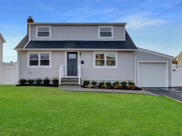 5 Seaton Street, Massapequa, NY 11758