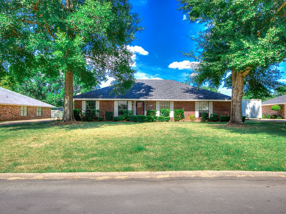 1st image of 207 Country Club Dr