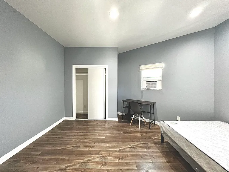 1142 W 35th St #3 — Photo 11