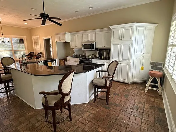 903 Columbus Dr, Pascagoula, MS 39567