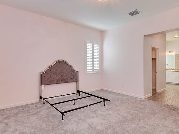 4th image of 944 E Dumbarton Ave