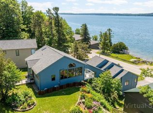 3142 Crystal Dr, Beulah, MI 49617