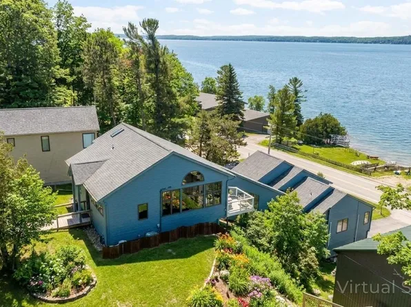 3142 Crystal Dr, Beulah, MI 49617