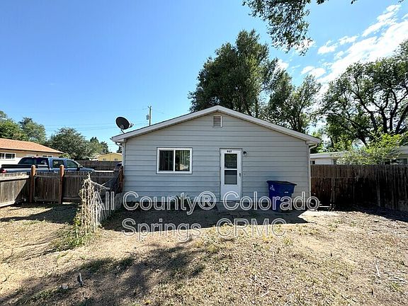 3rd image of 907 E 2nd St