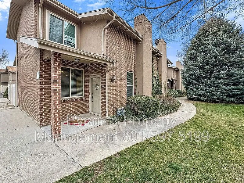 8758 S Oakwood Park Cir