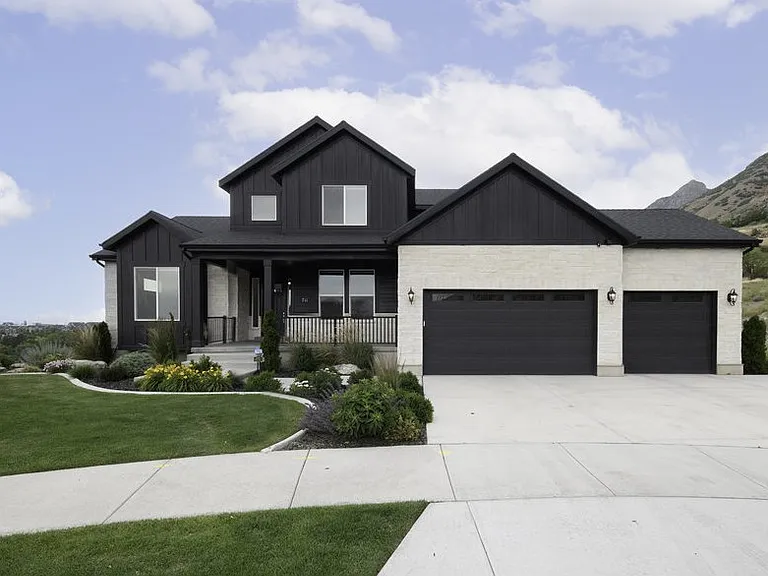 711 N Summit Dr — Photo 1