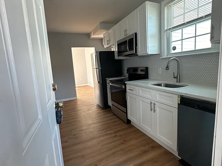 78-80 82 84 Burnside Ave #B — Photo 6
