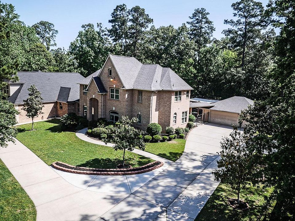 Unique home sits on 1.799 acres in Kings River Estates.