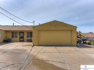 7912 Park Dr, Ralston, NE 68127