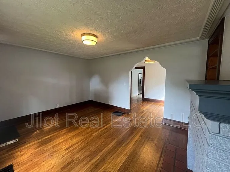 1845 Lakewood Ter SE — Photo 2