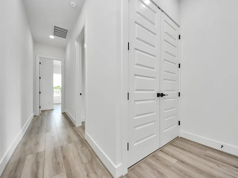 2408 Lorraine St — Photo 30