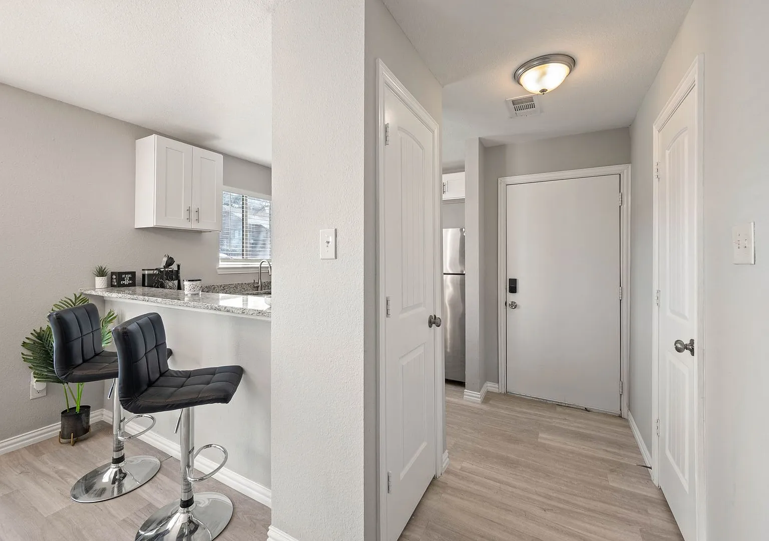 Furnished Condo with Modern Finishes in Arlington - Flexible Lease Terms — Photo 4