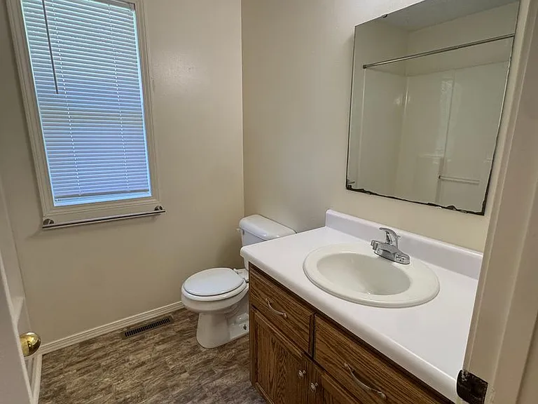 204 Howard St — Photo 13