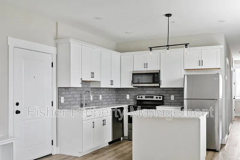 2 bed, 2.0 bath, 930 sqft, $1,745 — Photo 3