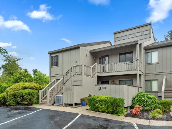 201 Juniper Ln, Laurel Park, NC 28739