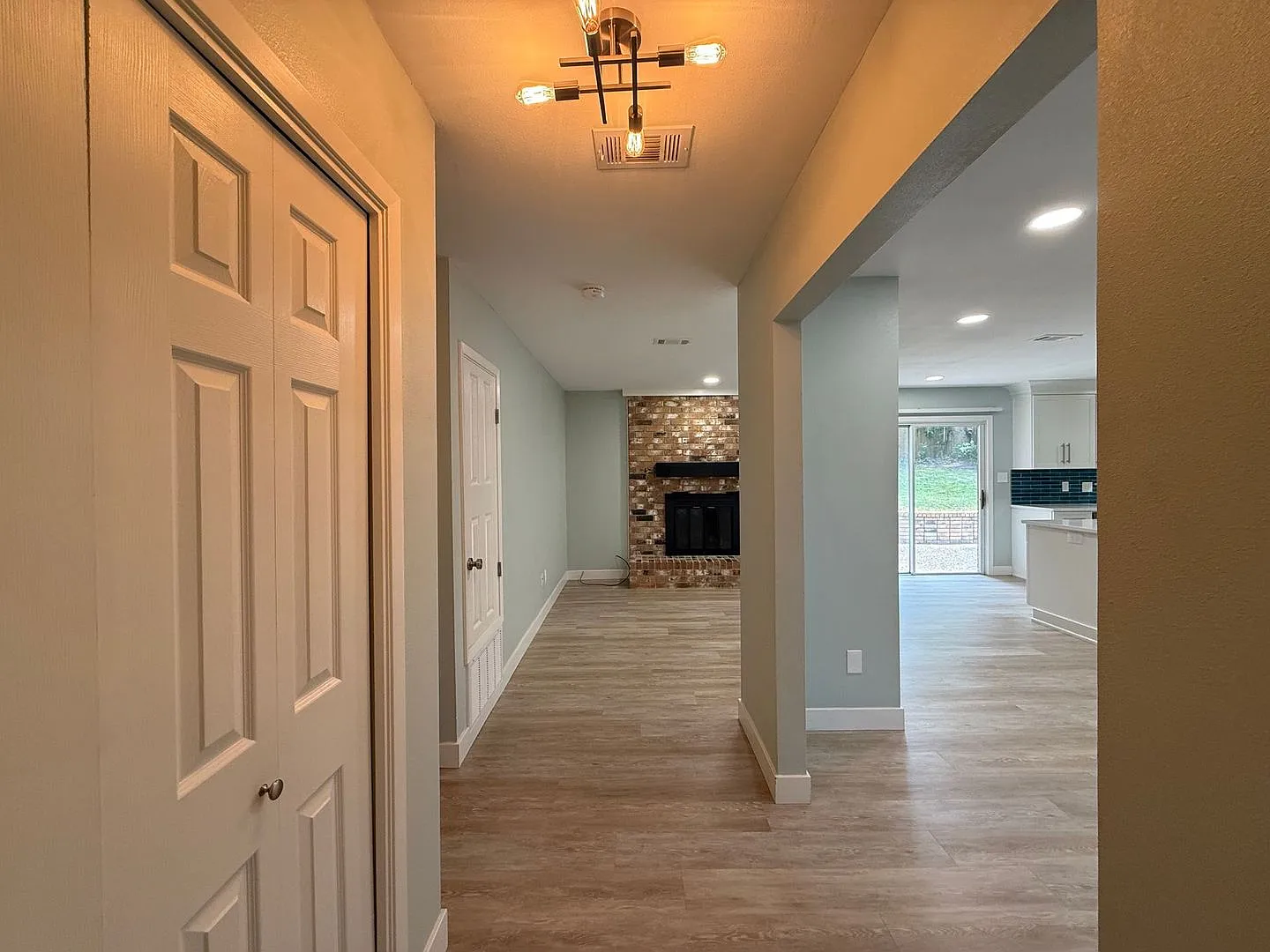 Gulf Breeze Proper - Casablanca - 4 bedroom, 2 bathroom with lawn care included — Photo 3