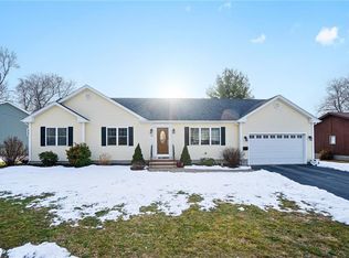 42 Foxglove Dr, Cranston, RI 02920
