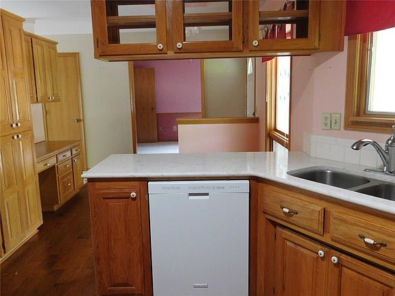 3rd image of 5 Farnham Dr