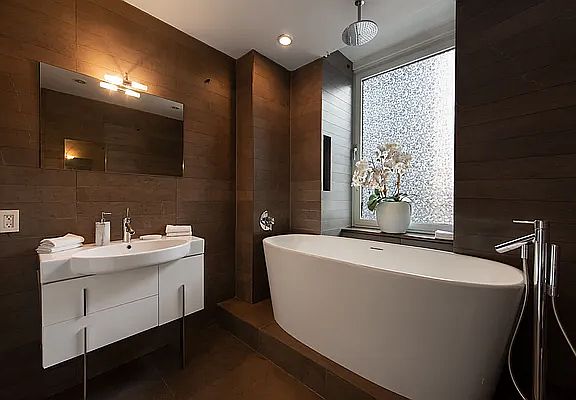 4th image of 635 W 42nd St #18FG