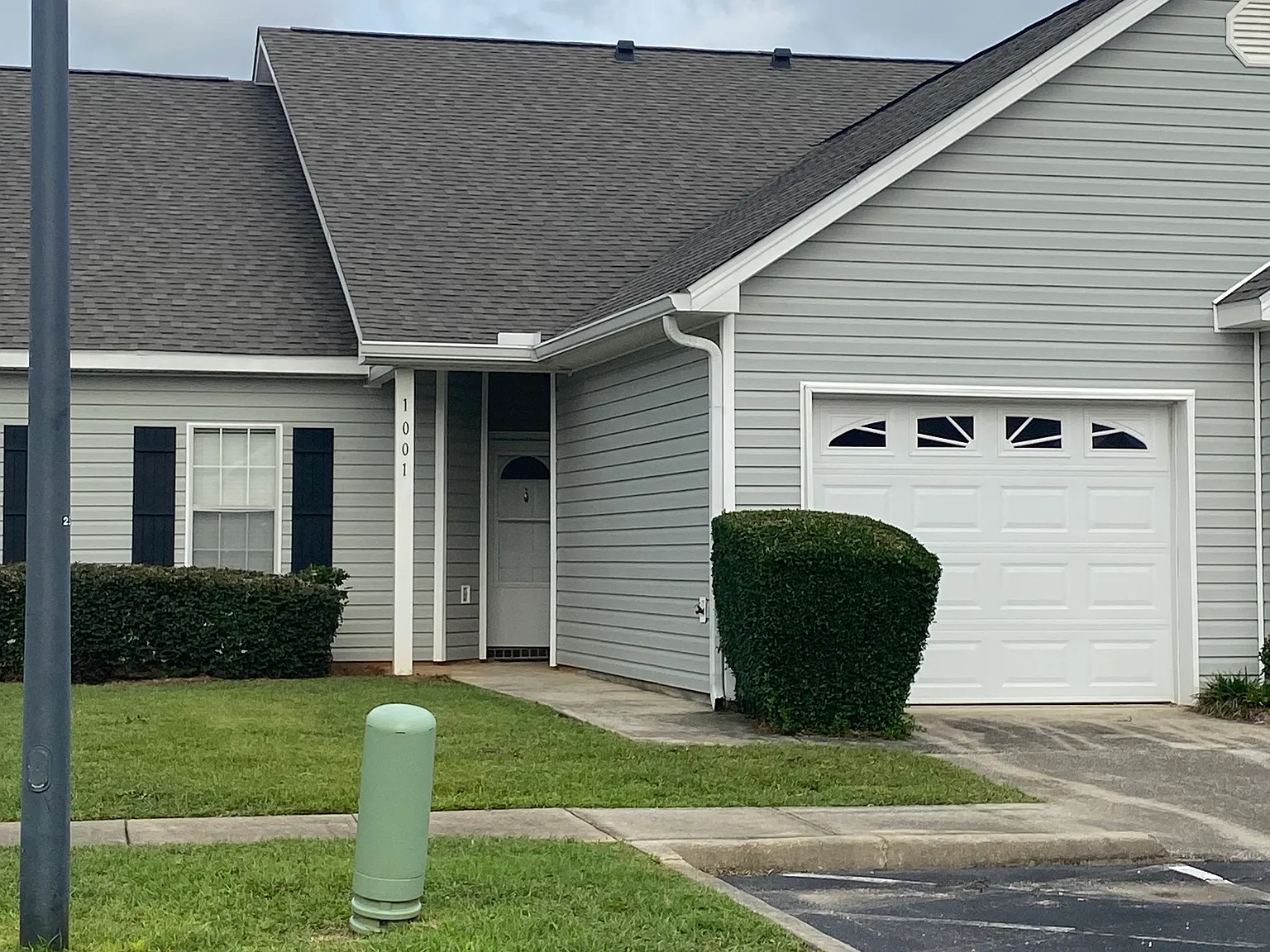 3 bed, 1185 sqft, $1,900 — Photo 1