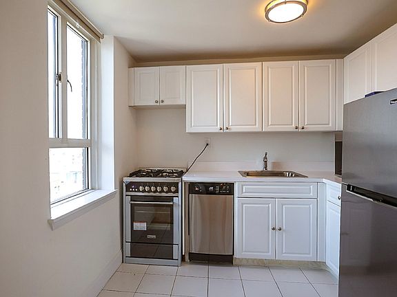 3rd image of 752 W End Ave #Penthouse 23d