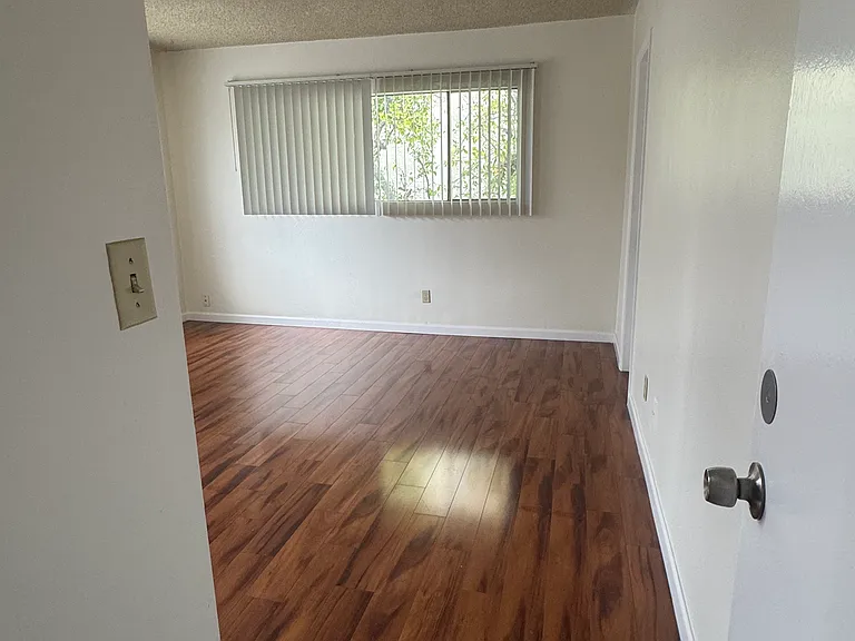 244 S El Molino Ave — Photo 31