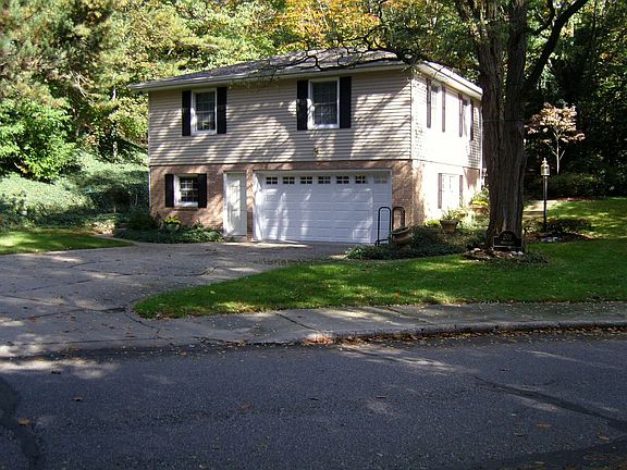 2nd image of 201 Woodlawn Ave