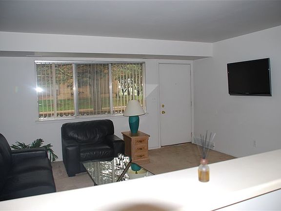 2 bd living room