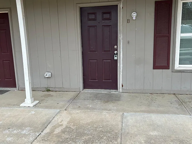 1422 W Brooks St — Photo 10
