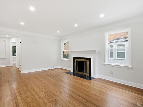 3rd image of 1388 Vernier Rd