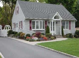 425 2nd Ave W, East Northport, NY 11731