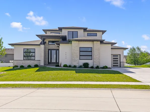 6638 Pelican St, Bettendorf, IA 52722