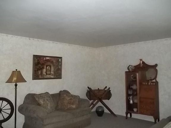 4th image of 1806 W Northfield Dr