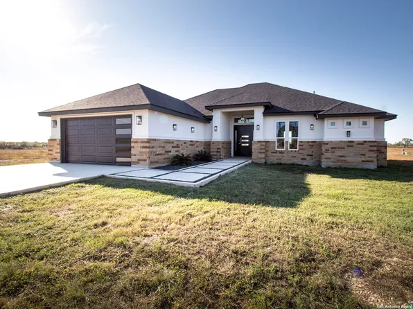 9767 Crow Ln, Adkins, TX 78101