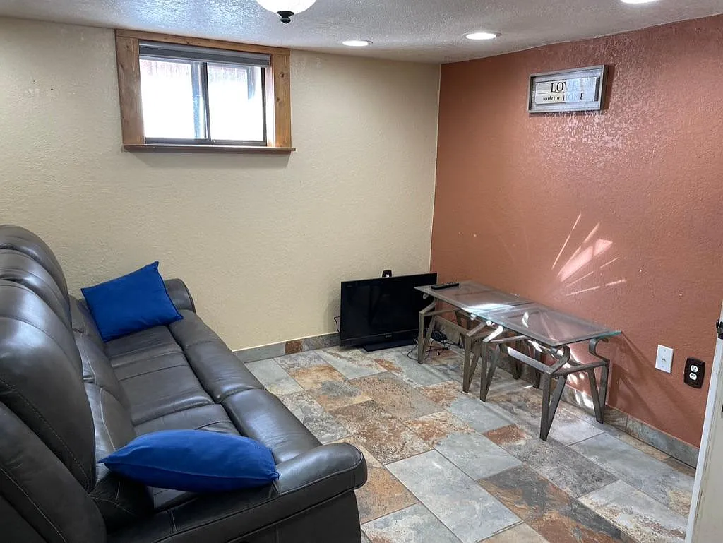 2 bed, 1100 sqft, $1,100 — Photo 2