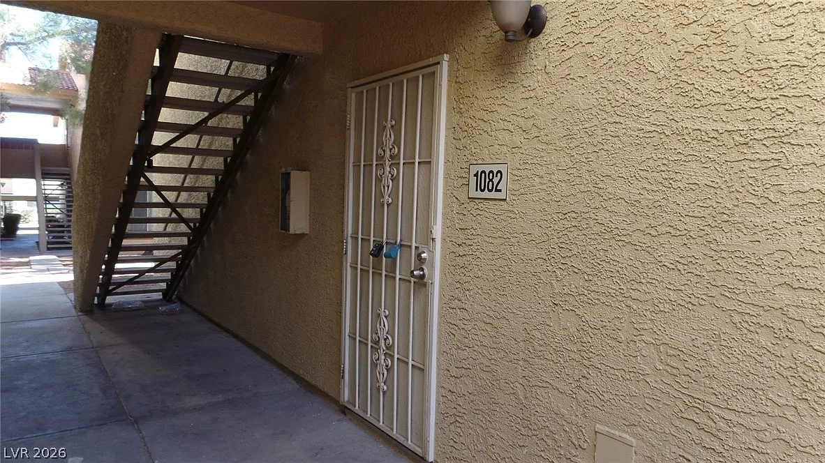 2 bed, 2.0 bath, 908 sqft, $1,235 — Photo 2