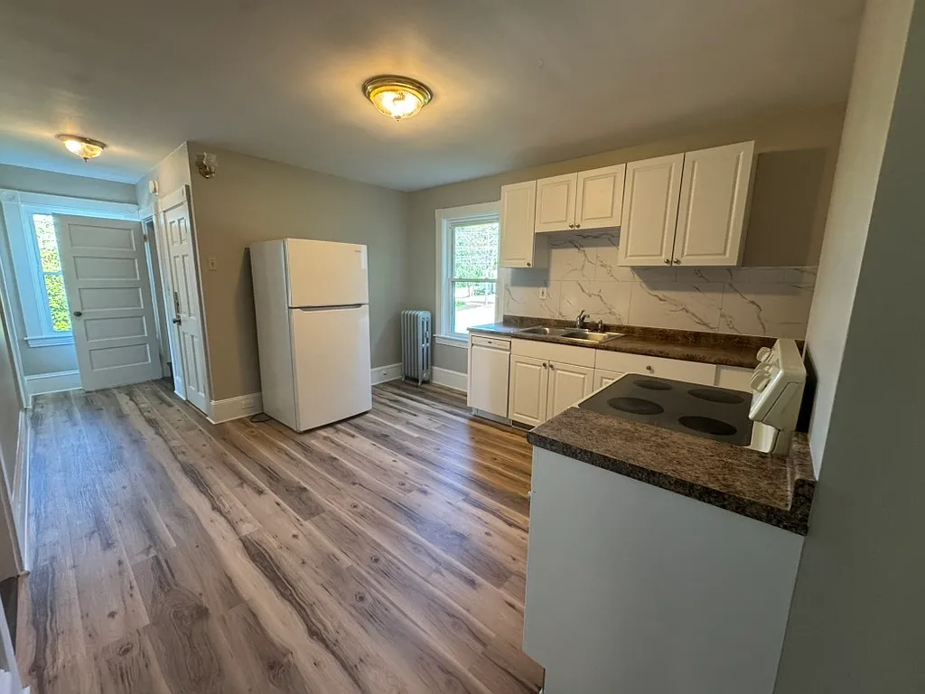 463 Mammoth Road - 2 — Photo 1