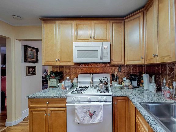 4th image of 488 Bedell St