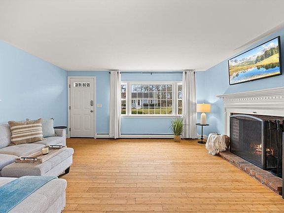 3rd image of 27 Goldenrod Ln