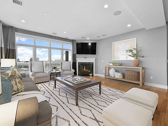 4th image of 350 W 2nd St Unit 9