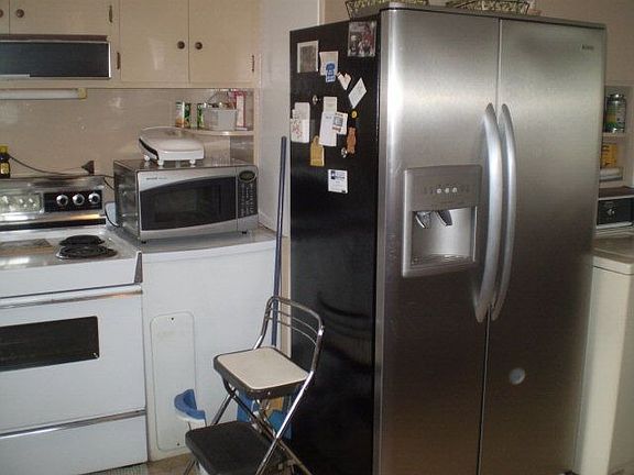 5th image of 128 Earl St