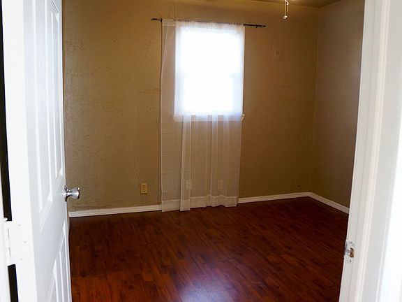 3rd image of 1421 W Broadway Ave
