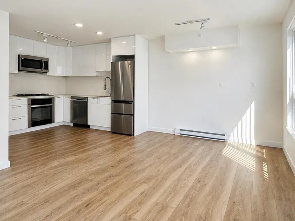 2982 Burlington Dr #1002, Coquitlam, BC V3B 0B3